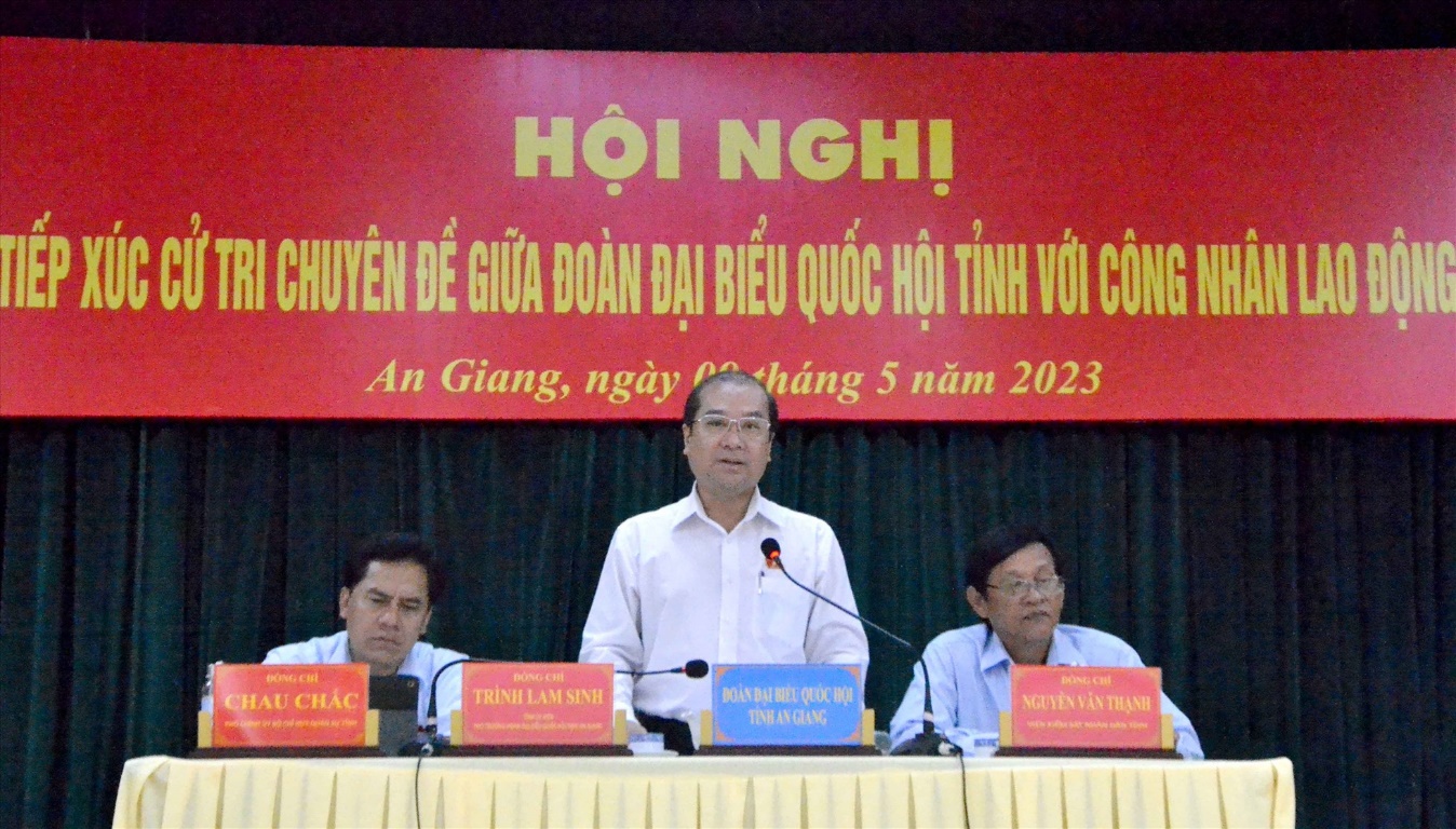 Ông Trình Lam Sinh, Phó Trưởng Đoàn đại biểu Quốc hội tỉnh An Giang phát biểu tại buổi tiếp xúc chuyên đề với công nhân lao động tỉnh An Giang. Ảnh: Thanh Mai