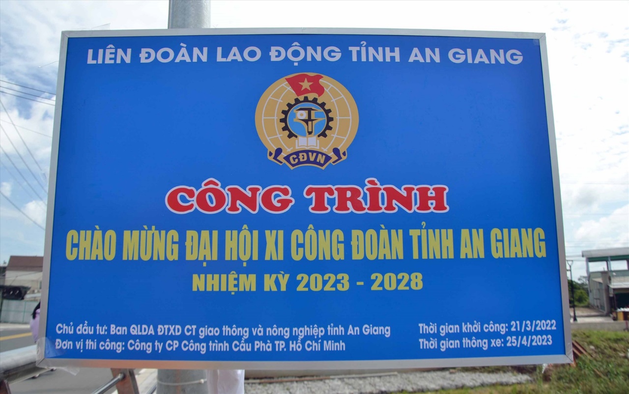 Biển công trình chào mừng Đại hội Công đoàn tỉnh An Giang lần thứ XI. Ảnh: Lâm Điền