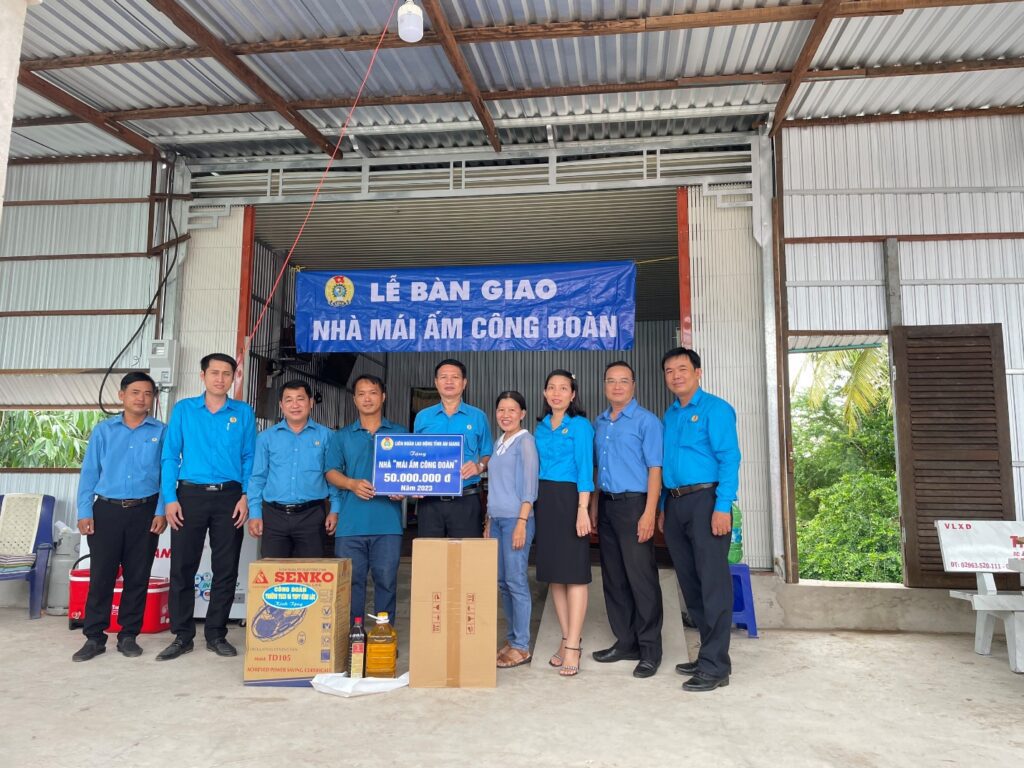 CĐ ngành giáo dục tỉnh: trao nhà Mái ấm Công đoàn nhân dịp 28/7