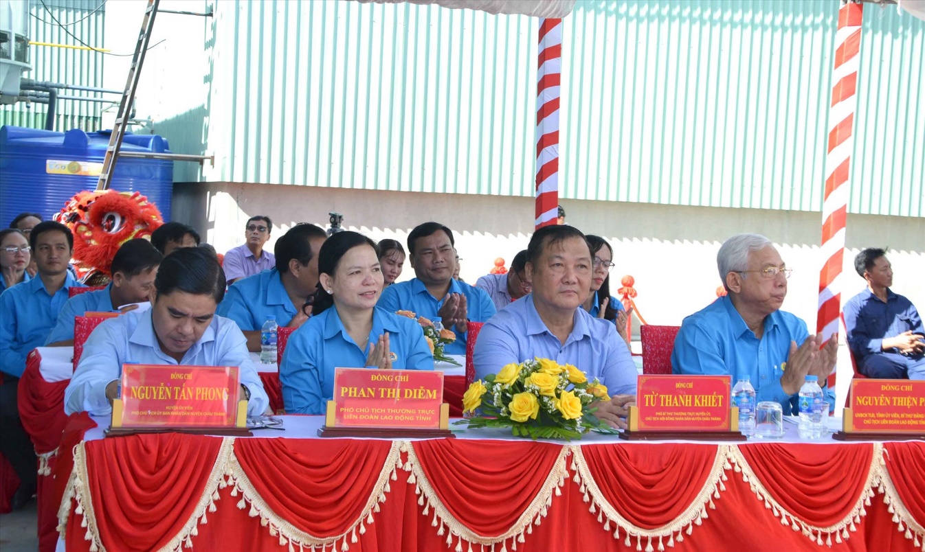 Quang cảnh lễ gắn biển công trình chào mừng Đại hội Công đoàn tỉnh An Giang. Ảnh: Lâm Điền