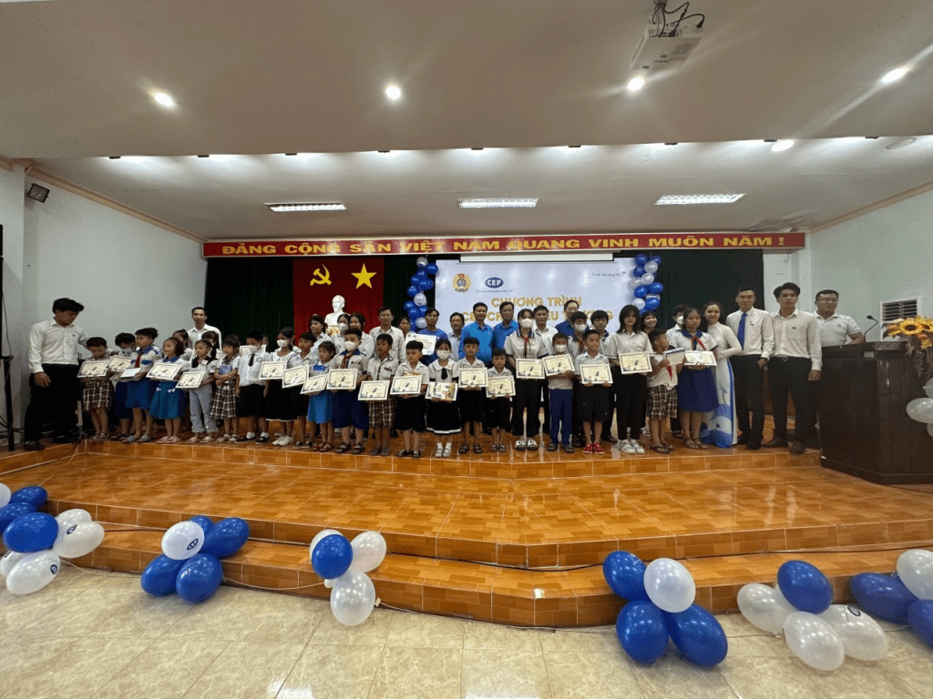 Nhiều suất quà “Chia sẻ yêu thương” trị giá trên 200 triệu đồng đến tay người lao động nghèo