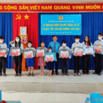 Phú Tân trao 63 suất học bổng và quà cho con đoàn viên có hoàn cảnh khó khăn