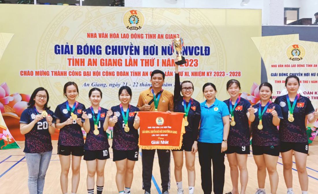 Bà Phan Thị Diễm - Phó Chủ tịch Thường trực LĐLĐ tỉnh An Giang, Giám đốc Nhà văn hóa lao động An Giang trao thưởng cho đội vô địch. Ảnh: Lâm Điền