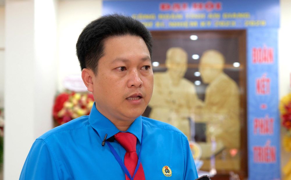 Ông Lâm Thành Sĩ được chỉ định làm Trưởng đoàn Đoàn đại biểu LĐLĐ tỉnh An Giang dự Đại hội Công đoàn Việt Nam lần thứ XIII. Ảnh: Phong Linh