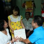 Chủ tịch Liên đoàn Lao động tỉnh An Giang Lâm Thành Sĩ trao quà Tết cho con đoàn viên hoàn cảnh khó khăn