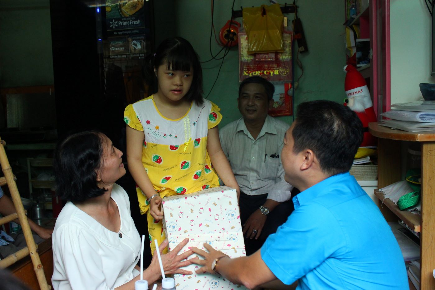 Đến thăm và tặng quà theo chế độ dành cho trẻ mắc bệnh hiểm nghèo con đoàn viên Bùi Thị Phú, hộ lý Bệnh viện Đa khoa Trung tâm An Giang, Chủ tịch LĐLĐ tỉnh An Giang Lâm Thành Sĩ còn tặng thêm quà riêng cho cháu. Ảnh: Lâm Điền