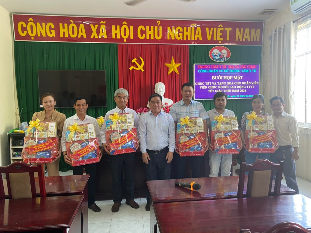 CĐCS Trung tâm Y tế thị xã Tân Châu: tặng 191 suất quà Tết cho đoàn viên công đoàn