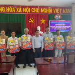 CĐCS Trung tâm Y tế thị xã Tân Châu: tặng 191 suất quà Tết cho đoàn viên công đoàn