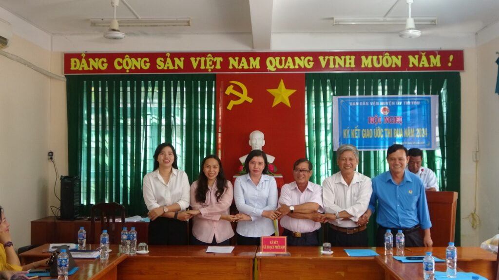 LĐLĐ huyện Tri Tôn ký kết chương trình phối hợp với lực lượng vũ trang nhân dân