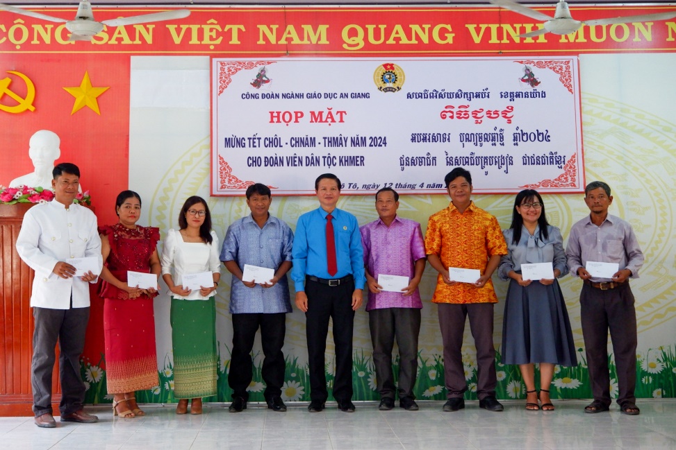 Công đoàn ngành Giáo dục tỉnh: tặng 71 suất quà cho đoàn viên dân tộc Khmer