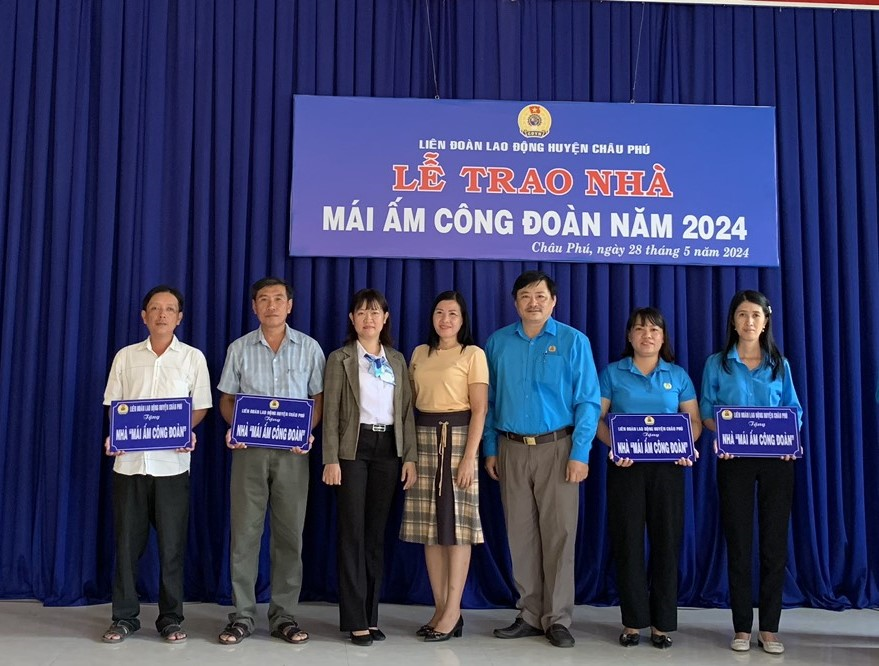 LĐLĐ Châu Phú: Trao 4 nhà “Mái ấm Công đoàn”