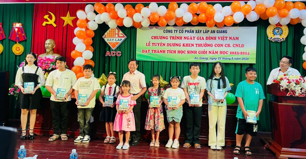 Tuyên dương 388 con cán bộ, CNLĐ có thành tích học giỏi