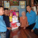 Phó Chủ tịch LĐLĐ tỉnh Nguyễn Nhật Tiến thăm, chúc Mẹ Việt Nam Anh hùng tại thị xã Tịnh Biên