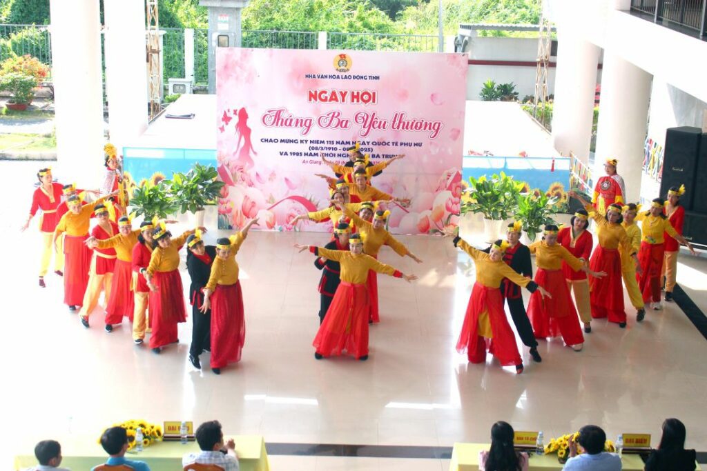 Hơn 100 nữ đoàn viên chung vui Ngày Quốc tế Phụ nữ