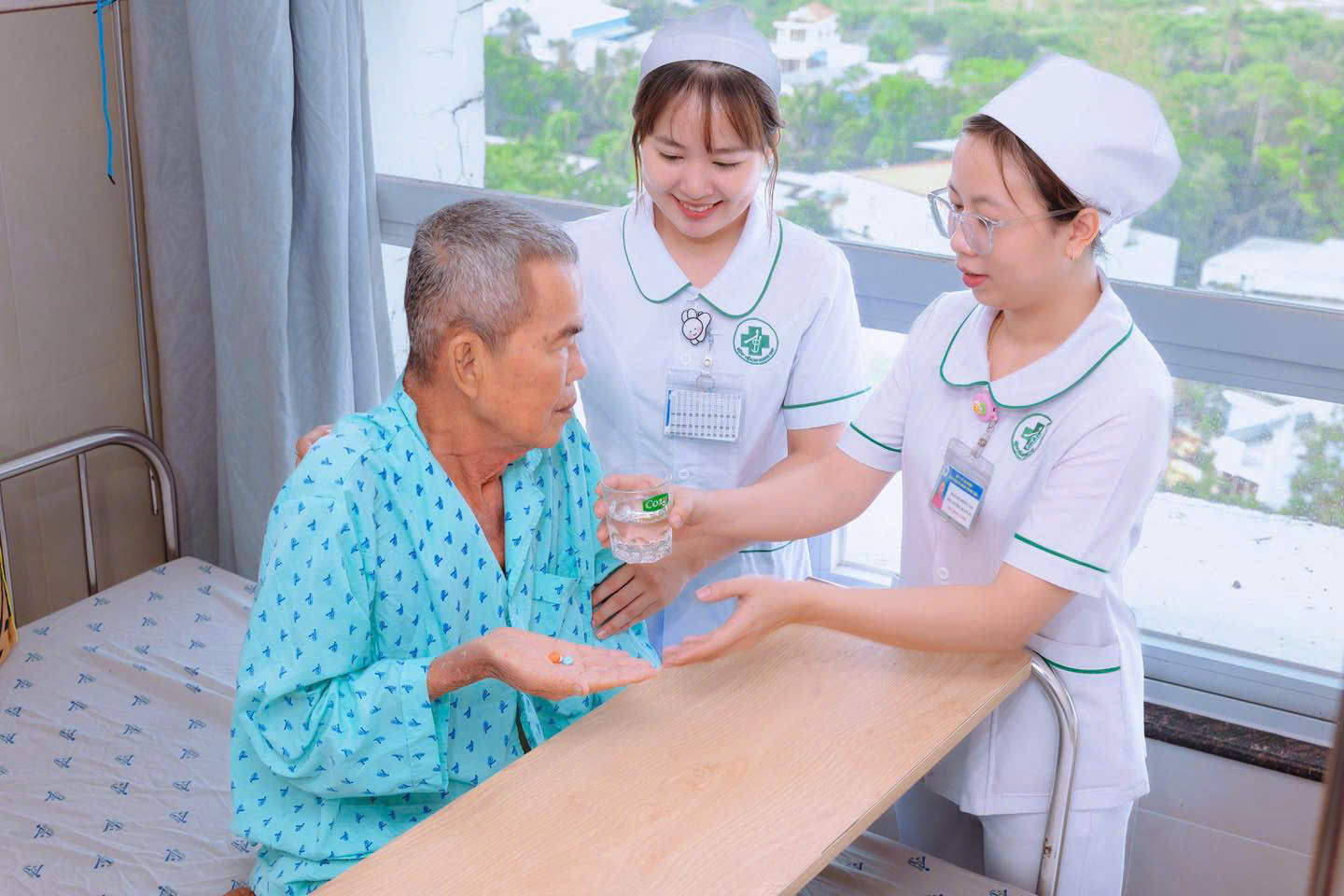 A nurse giving a patient a medicine

AI-generated content may be incorrect.
