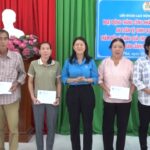 Công đoàn huyện An Phú tặng quà cho đoàn viên, người lao động khó khăn